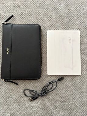 Kobo e-Reader with Black Zip Folio Case and Braided USB Cable